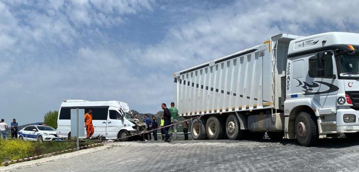 MİNİBÜS, TIRA ARKADAN ÇARPTI: 1 ÖLÜ