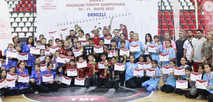 ŞAMPİYONLAR ÖDÜLLERİNİ ALDI