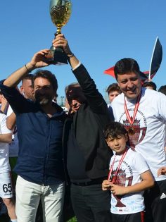 DENİZLİ İDMAN YURDU ŞAMPİYONLUK KUPASINI KALDIRDI