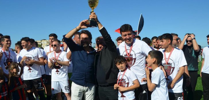 DENİZLİ İDMAN YURDU ŞAMPİYONLUK KUPASINI KALDIRDI