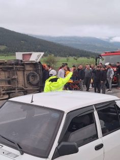 İŞÇİ SERVİSİ KAZA YAPTI: 13 YARALI