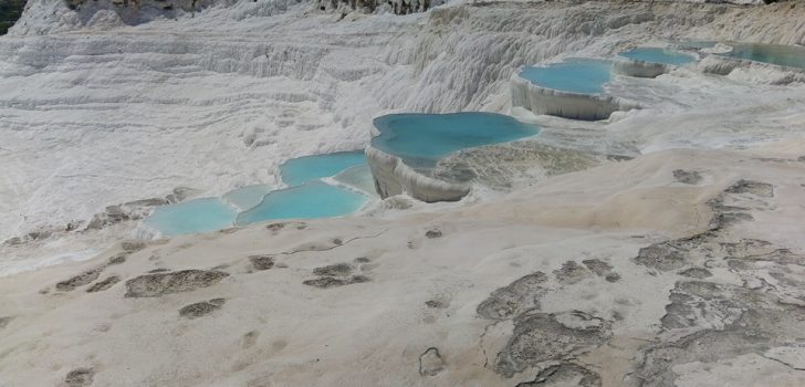 PAMUKKALE VE HİERAPOLİS’İN BİNLERCE GECE ZİYARETÇİSİ OLDU