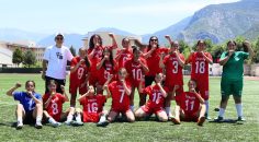 KIZLAR SAHADA TER DÖKTÜ