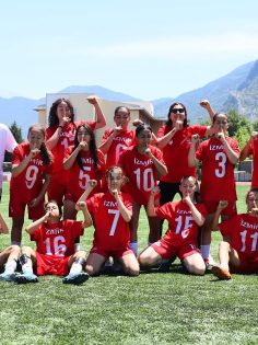 KIZLAR SAHADA TER DÖKTÜ