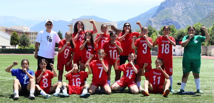 KIZLAR SAHADA TER DÖKTÜ