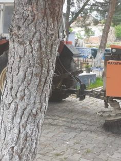 BELEDİYENİN SÜPÜRGE MAKİNESİ ÇALINDI