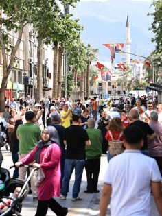 ÇINAR TRAFİĞE KAPATILDI, VATANDAŞ EĞLENDİ