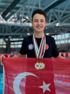 YÜZMEDE MEHMET’TEN 3 ALTIN, 1 GÜMÜŞ MADALYA