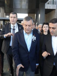 CHP LİDERİ ÖZEL’E YUMRUKLU SALDIRI KINANDI