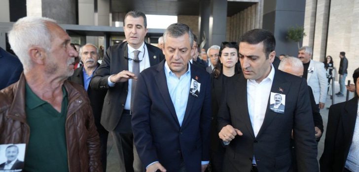 CHP LİDERİ ÖZEL’E YUMRUKLU SALDIRI KINANDI