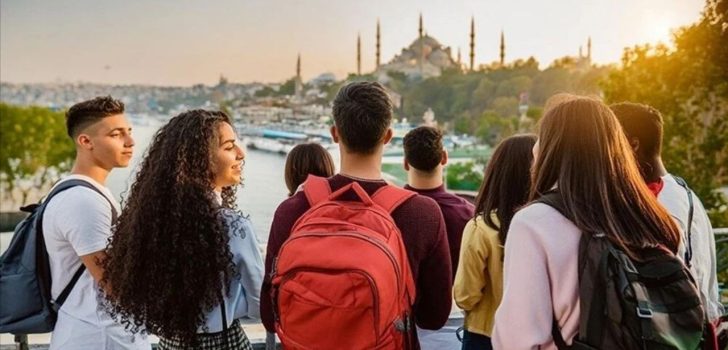 DENİZLİ’DE 7 KİŞİDEN BİRİ GENÇ