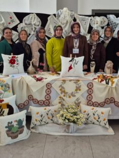 SERİNHİSAR’DA  KADINLARIN EL EMEĞİ GÖZ NURU ESERLERİ SERGİLENDİ