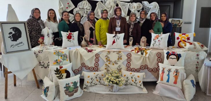 SERİNHİSAR’DA  KADINLARIN EL EMEĞİ GÖZ NURU ESERLERİ SERGİLENDİ