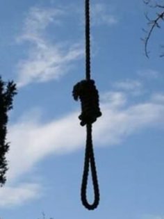 KADIN KENDİNİ AĞACA ASARAK YAŞAMINA SON VERDİ