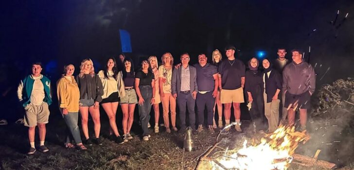 GENÇLER KAMPTA DOYASIYA EĞLENDİ