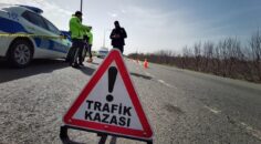 OTOMOBİL İLE TIR ÇARPIŞTI: 2 ÖLÜ