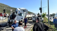 TIR, YOLCU OTOBÜSÜNE ÇARPTI: 6 YARALI