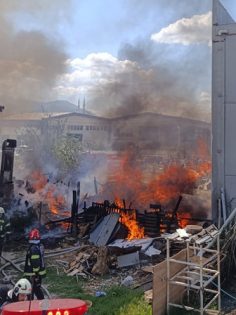 ODUNLUKTAN BAŞLAYAN YANGIN BİR EVİ KÜL ETTİ