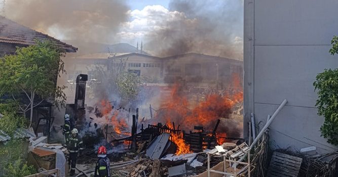 ODUNLUKTAN BAŞLAYAN YANGIN BİR EVİ KÜL ETTİ