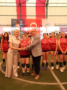 DERECEYE GİREN GENÇ SPORCULARA ÖDÜLLERİ VERİLDİ