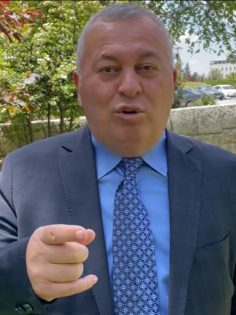 “NİHAT EFENDİ SEN NE İÇİYORSUN, BU KAFAYI NEYLE BULUYORSUN”