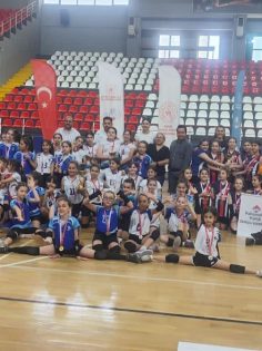 MİNİKLER FİLEDE KAPIŞTI