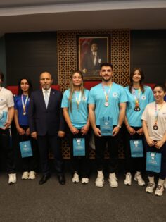 SPORDA VE SANATTA BAŞARILI OLAN ÖĞRENCİLERE ÖDÜL