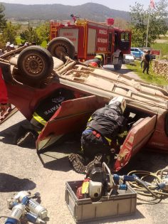 SÜRÜCÜ ARAÇTA SIKIŞTI, EKİPLER SEFERBER OLDU