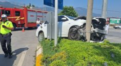 ELEKTRİK DİREĞİNE ÇARPARAK DURABİLDİ