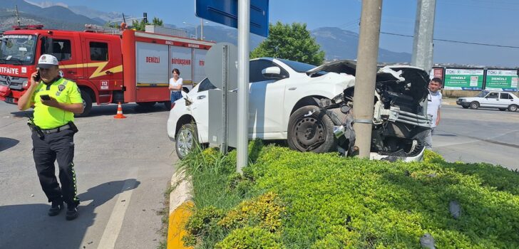 ELEKTRİK DİREĞİNE ÇARPARAK DURABİLDİ