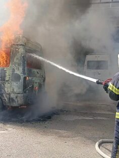 SEYİR HALİNDEKİ MİNİBÜS CAYIR CAYIR YANDI