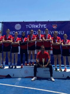 DENİZLİLİ HOKEYCİLERDEN TÜRKİYE İKİNCİLİĞİ