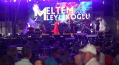 DENİZLİLİ SANATÇI TAVAS’TA HAYRANLARIYLA BULUŞTU