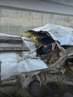 DENİZLİ TRENİ MİNİBÜSE ÇARPTI: 1 YARALI