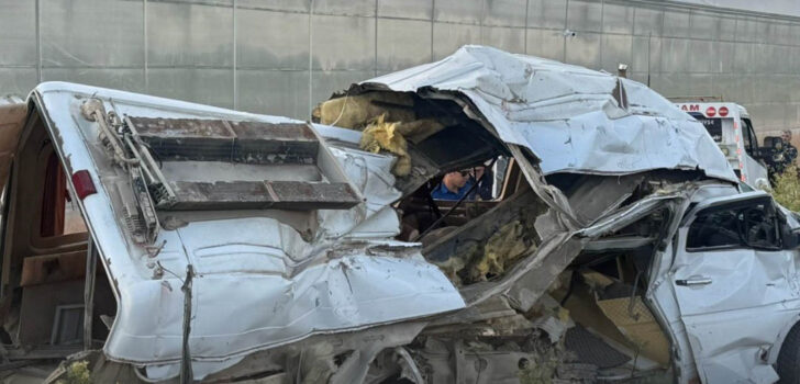 DENİZLİ TRENİ MİNİBÜSE ÇARPTI: 1 YARALI