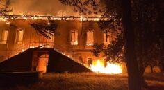 TARİHİ OKUL YANARAK KÜL OLDU