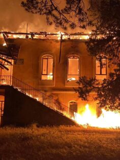 TARİHİ OKUL YANARAK KÜL OLDU