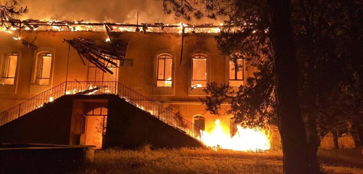 TARİHİ OKUL YANARAK KÜL OLDU