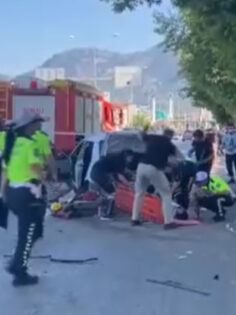 OTOMOBİL REFÜJDEKİ AĞACA ÇARPTI : 1 ÖLÜ, 4 YARALI