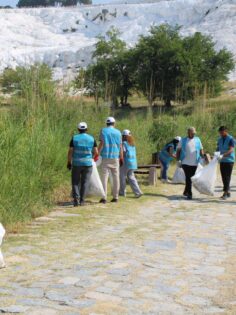 DENETİMLİ YÜKÜMLÜLER, PAMUKKALE’Yİ TEMİZLEDİ