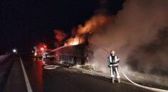 SERİNHİSAR’DA YOLCU OTOBÜSÜ YANDI