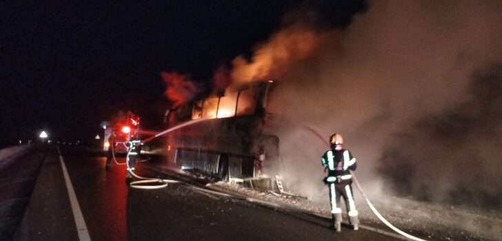 SERİNHİSAR’DA YOLCU OTOBÜSÜ YANDI