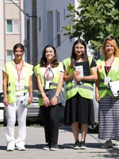 SARI MELEKLER 5 MAHALLEDE, 5 BİN HANENİN KAPISINI ÇALDI