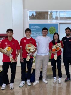 TAŞÇI, ÇARDAK HAVAALANI’NDA ÇİÇEKLERLE KARŞILANDI