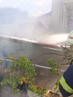 EV YANGININDA ÇOCUKLAR ALEVLERİN ARASINDAN KURTARILDI