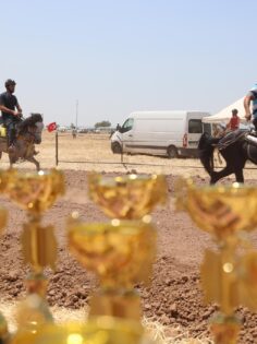 RAHVAN AT YARIŞLARI RENKLİ GÖRÜNTÜLERE SAHNE OLDU