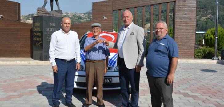 HAYIRSEVER OTOMOBİLİNİ BELEDİYEYE BAĞIŞLADI