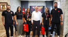 DENİZLİLİ AVRUPA DART ŞAMPİYONLARINDAN ERDOĞAN’A ZİYARET