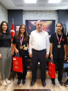 DENİZLİLİ AVRUPA DART ŞAMPİYONLARINDAN ERDOĞAN’A ZİYARET