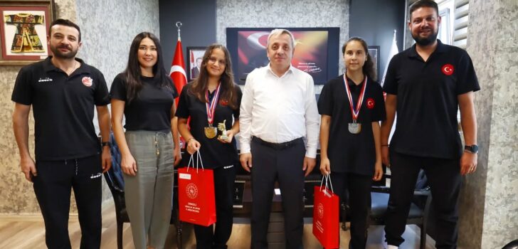 DENİZLİLİ AVRUPA DART ŞAMPİYONLARINDAN ERDOĞAN’A ZİYARET